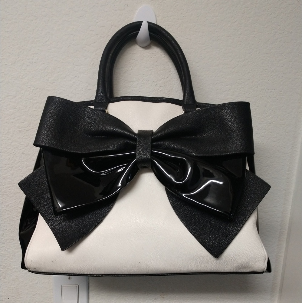 Betsey Johnson White Purse w/ Big Blk Bow